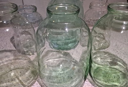 Фото шага рецепта Виноградный компот на зиму со сливами и гвоздикой 187100 шаг 6