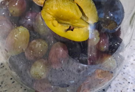 Фото шага рецепта Виноградный компот на зиму со сливами и гвоздикой 187100 шаг 8