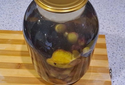 Фото шага рецепта Виноградный компот на зиму со сливами и гвоздикой 187100 шаг 9