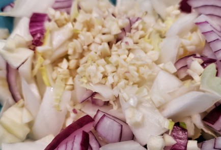 Фото шага рецепта Витаминный овощной салат с щавелем 152297 шаг 3  