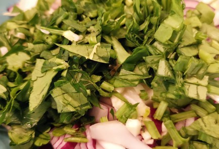 Фото шага рецепта Витаминный овощной салат с щавелем 152297 шаг 4  