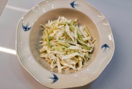 Фото шага рецепта Витаминный салат из капусты 191395 шаг 10  