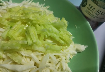 Фото шага рецепта Витаминный салат из капусты 191395 шаг 3  
