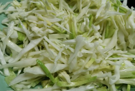 Фото шага рецепта Витаминный салат из капусты 191395 шаг 8  