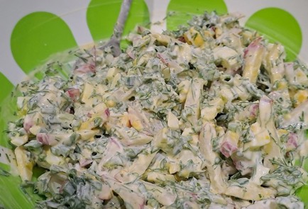 Фото шага рецепта Витаминный салат с редисом и сметаной 189367 шаг 10