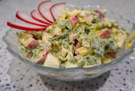 Фото шага рецепта Витаминный салат с редисом и сметаной 189367 шаг 11