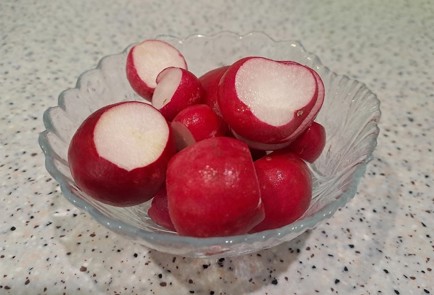 Фото шага рецепта Витаминный салат с редисом и сметаной 189367 шаг 2