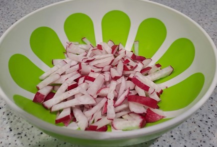 Фото шага рецепта Витаминный салат с редисом и сметаной 189367 шаг 3