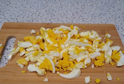 Фото шага рецепта Витаминный салат с редисом и сметаной 189367 шаг 5