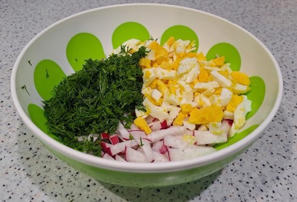 Фото шага рецепта Витаминный салат с редисом и сметаной 189367 шаг 6