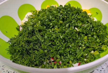 Фото шага рецепта Витаминный салат с редисом и сметаной 189367 шаг 7