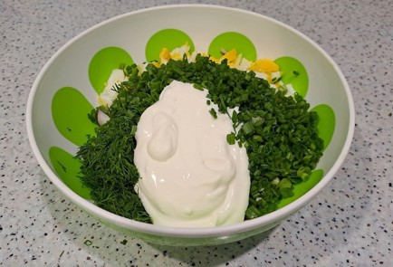 Фото шага рецепта Витаминный салат с редисом и сметаной 189367 шаг 8