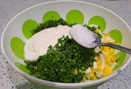 Фото шага рецепта Витаминный салат с редисом и сметаной 189367 шаг 9