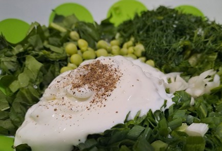 Фото шага рецепта Витаминный салат с зеленым горошком огурцами и зеленью со сметаной 189554 шаг 10  