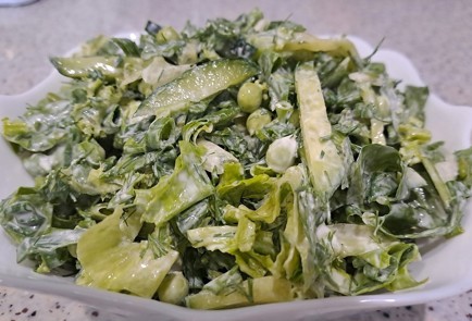 Фото шага рецепта Витаминный салат с зеленым горошком огурцами и зеленью со сметаной 189554 шаг 11  