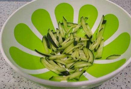 Фото шага рецепта Витаминный салат с зеленым горошком огурцами и зеленью со сметаной 189554 шаг 2  