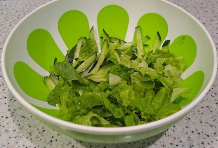 Фото шага рецепта Витаминный салат с зеленым горошком огурцами и зеленью со сметаной 189554 шаг 3  