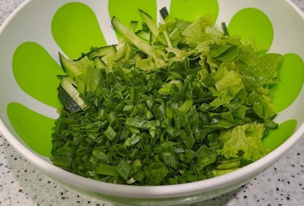 Фото шага рецепта Витаминный салат с зеленым горошком огурцами и зеленью со сметаной 189554 шаг 4  