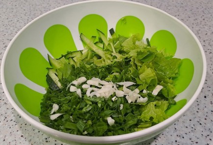 Фото шага рецепта Витаминный салат с зеленым горошком огурцами и зеленью со сметаной 189554 шаг 5  