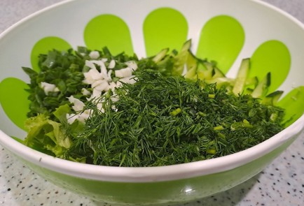 Фото шага рецепта Витаминный салат с зеленым горошком огурцами и зеленью со сметаной 189554 шаг 6  