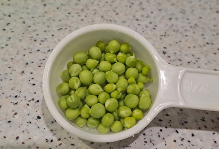 Фото шага рецепта Витаминный салат с зеленым горошком огурцами и зеленью со сметаной 189554 шаг 8  