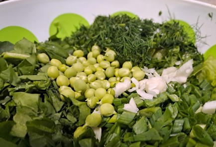 Фото шага рецепта Витаминный салат с зеленым горошком огурцами и зеленью со сметаной 189554 шаг 9  