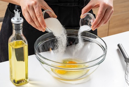 Фото шага рецепта Вкусные блины на кефире 175566 шаг 2  