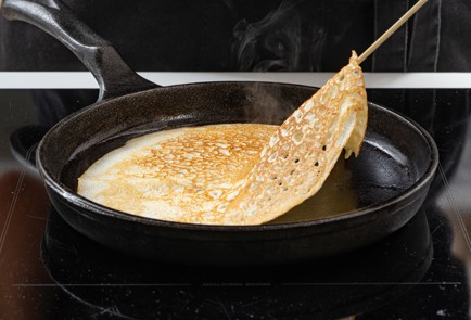 Фото шага рецепта Вкусные блины на кефире 175566 шаг 9  