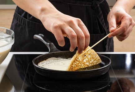 Фото шага рецепта Вкусные блины на молоке 175567 шаг 9  