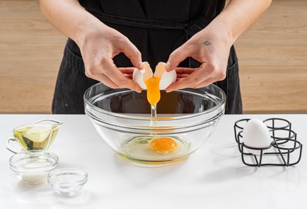 Фото шага рецепта Вкусные блины с дырочками 175564 шаг 2  