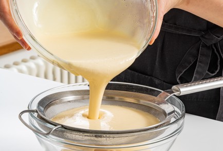 Фото шага рецепта Вкусные блины с дырочками 175564 шаг 5  