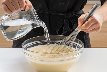 Фото шага рецепта Вкусные блины с дырочками 175564 шаг 6  