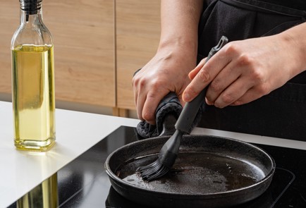 Фото шага рецепта Вкусные блины с дырочками 175564 шаг 7  