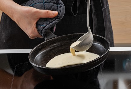 Фото шага рецепта Вкусные блины с дырочками 175564 шаг 8  