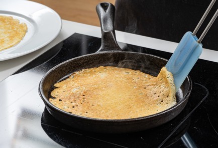 Фото шага рецепта Вкусные блины с дырочками 175564 шаг 9  