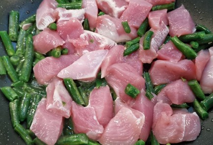 Фото шага рецепта Вок с индейкой и ширатаки 152300 шаг 2  