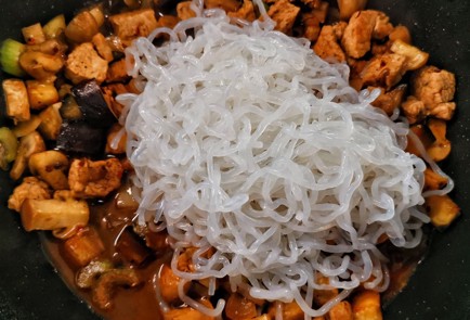 Фото шага рецепта Вок с индейкой грибами и спагетти ширатаки 152917 шаг 12  