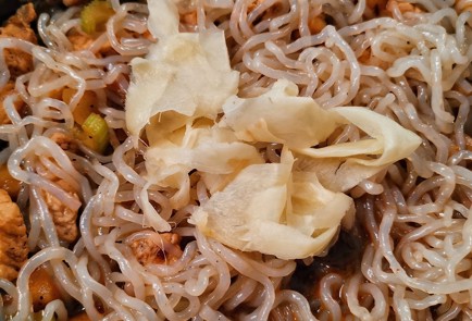 Фото шага рецепта Вок с индейкой грибами и спагетти ширатаки 152917 шаг 13  