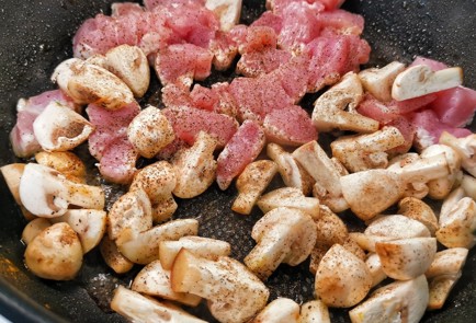 Фото шага рецепта Вок с индейкой грибами и спагетти ширатаки 152917 шаг 6  