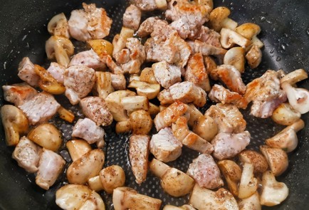 Фото шага рецепта Вок с индейкой грибами и спагетти ширатаки 152917 шаг 7  