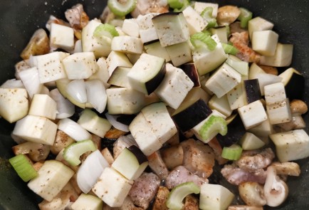 Фото шага рецепта Вок с индейкой грибами и спагетти ширатаки 152917 шаг 8  