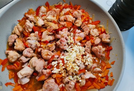 Фото шага рецепта Вок с курицей 190888 шаг 7  