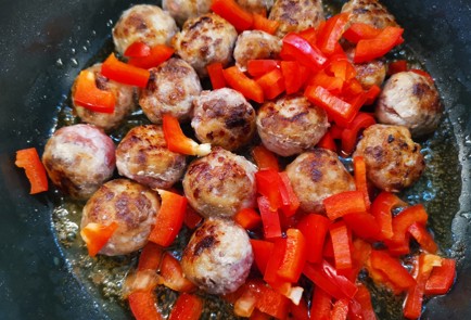 Фото шага рецепта Вок с тефтельками 175820 шаг 9