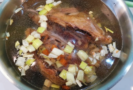 Фото шага рецепта Восточный темный куриный бульон 175604 шаг 11  