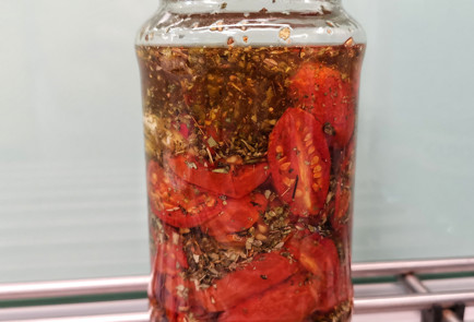 Фото шага рецепта Вяленые в духовке помидоры черри с травами 151556 шаг 21  