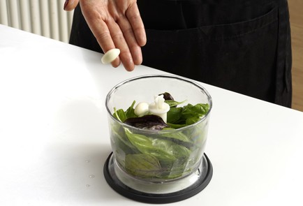 Фото шага рецепта Взбитое базиликовое масло 152730 шаг 4