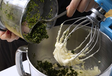 Фото шага рецепта Взбитое базиликовое масло 152730 шаг 6