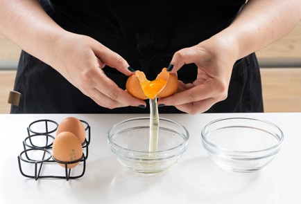 Фото шага рецепта Яблочная шарлотка на белках 151099 шаг 1  