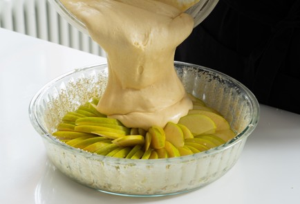 Фото шага рецепта Яблочная шарлотка на белках 151099 шаг 10  