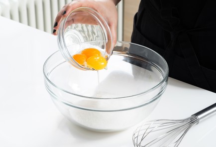 Фото шага рецепта Яблочная шарлотка на белках 151099 шаг 2  